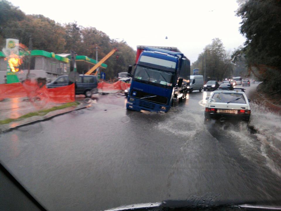 Потоп во Львове. Мусор поплыл прямо по дорогам