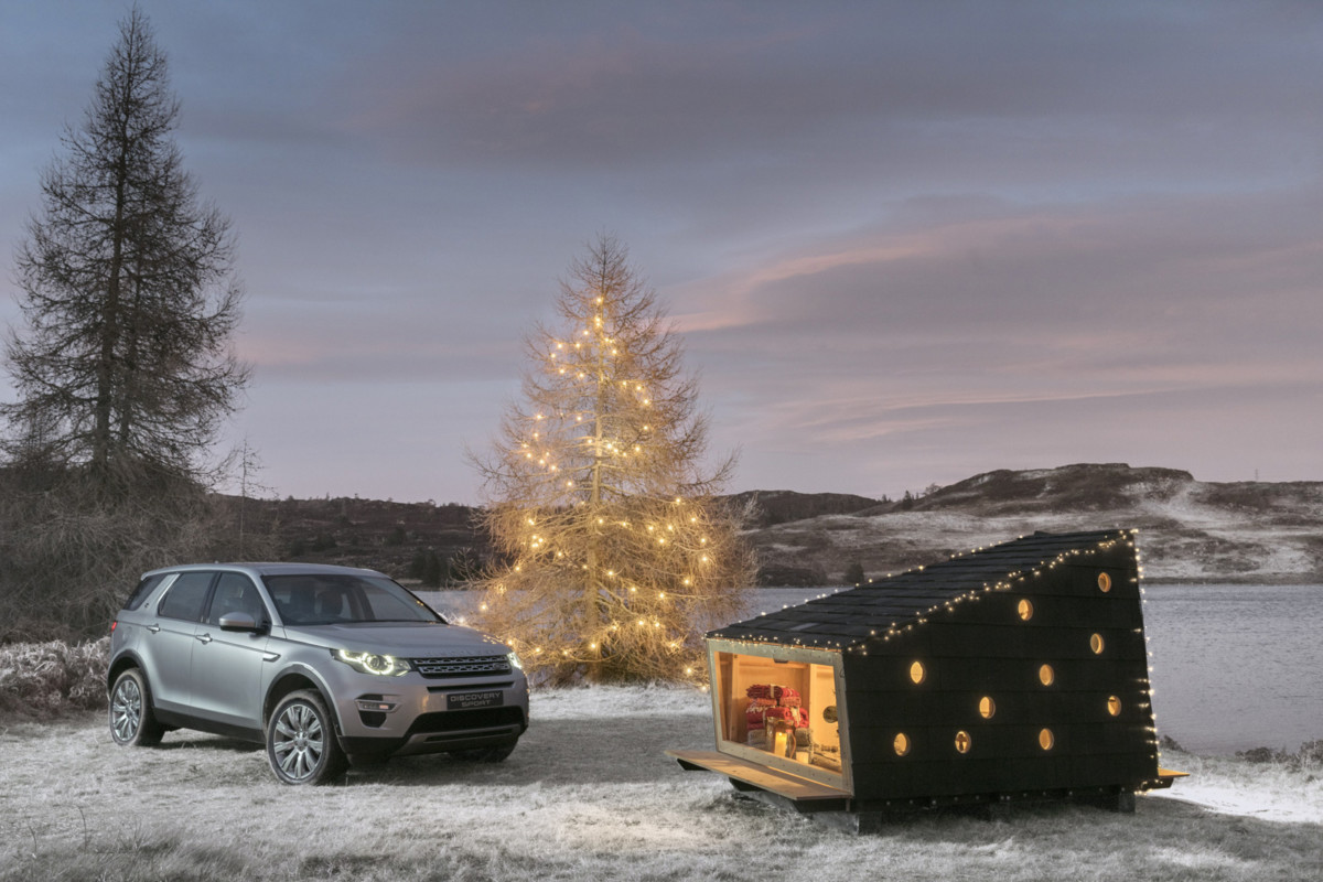 land-rover-discovery-sport-christmas-cabin-01