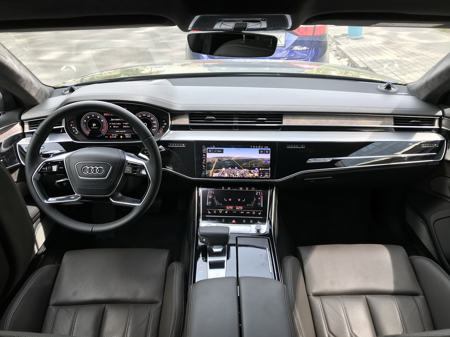 Салон новой Audi A8 L
