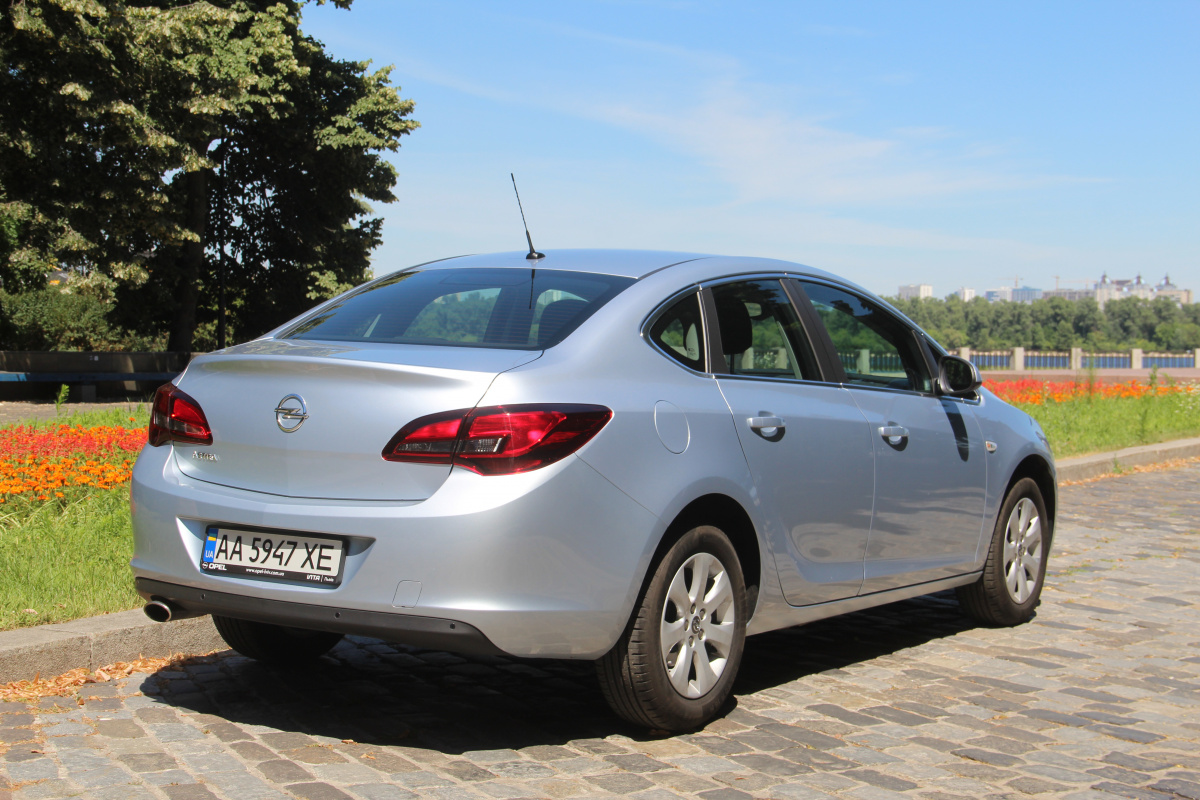 Opel Astra J Sedan: доступнее конкурентов, но за счет чего?