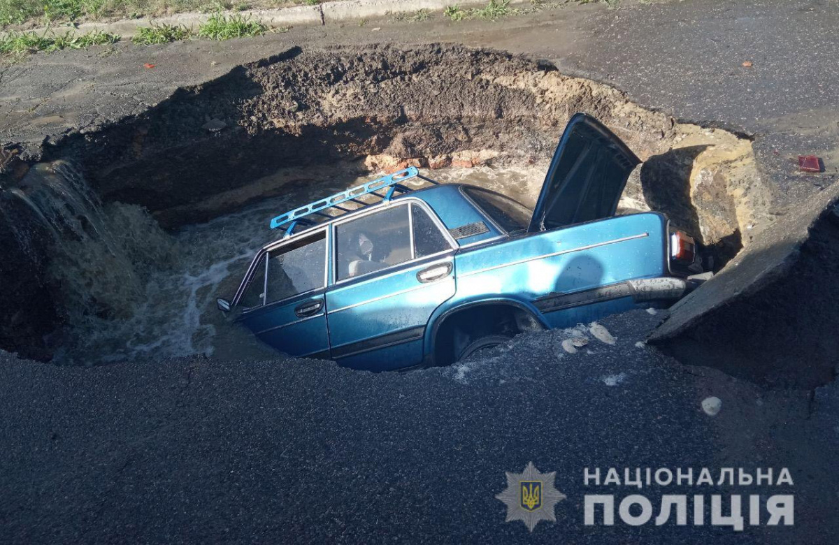 В Полтаве автомобиль провалился в огромную яму (видео) – Автоцентр.ua