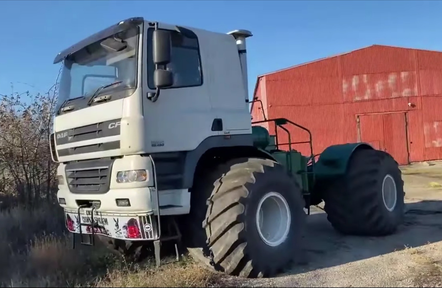 Грузовик DAF скрестили с трактором К-701 (видео)