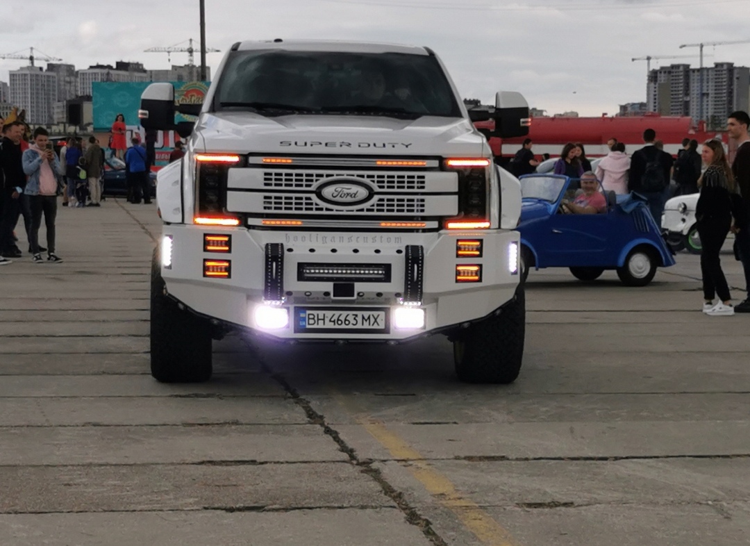 В Киеве засветился тюнингованный пикап Ford Super Duty Platinum (видео) –  Автоцентр.ua