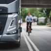 Volvo Trucks внедряет передовые системы для защиты пешеходов и велосипедистов