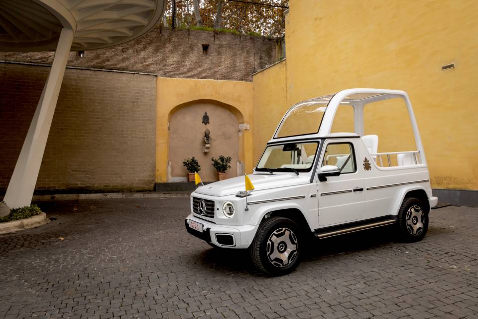 Електричний Mercedes-Benz G-Сlass перетворили на «Папамобіль»