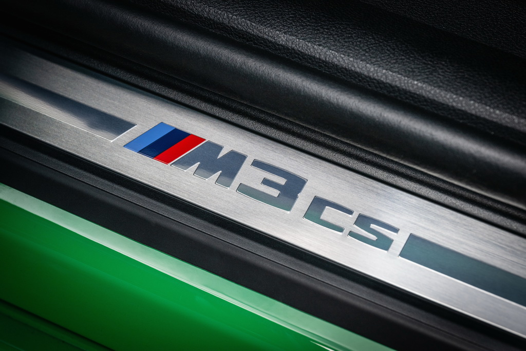 BMW показала тизер спорткара M3 CS Touring