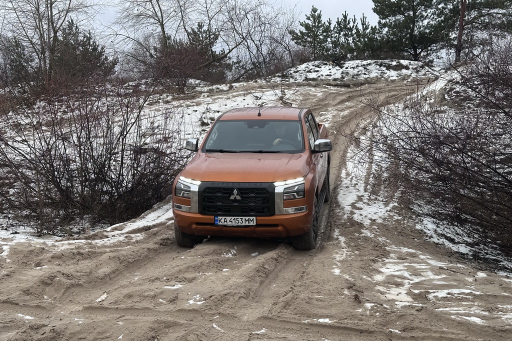 Зимовий тест Mitsubishi L200: нова зовнішність та нові можливості