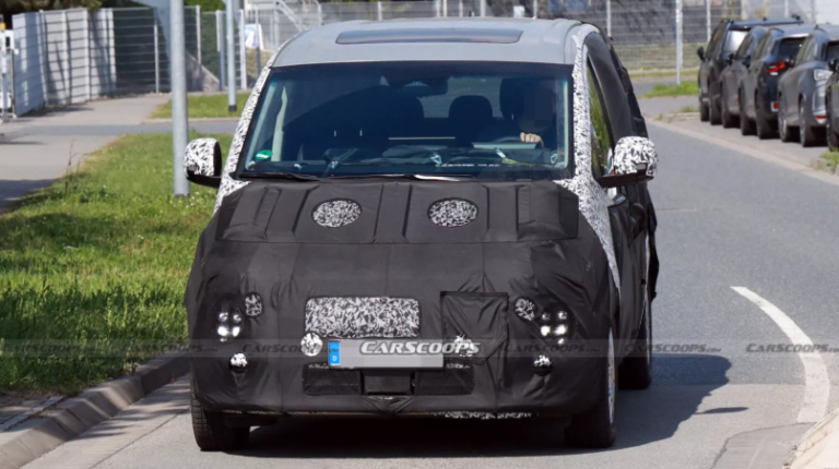 Hyundai вивів на тести електричну версію мінівена Staria (фото)