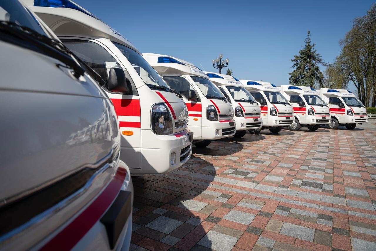 Українським медикам передали чергову партію «швидких» Kia Bongo