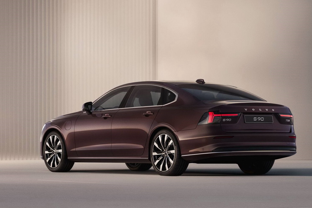 Volvo офіційно представила гібридний седан S90
