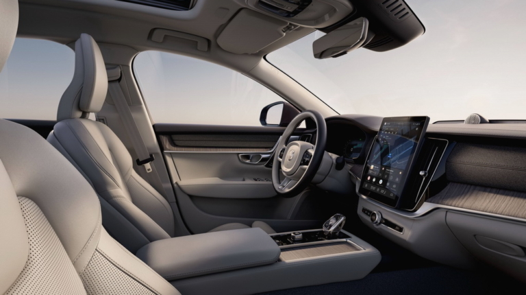 Volvo офіційно представила гібридний седан S90