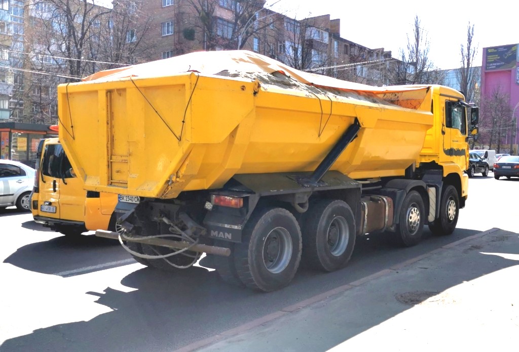 Як в Україні працює самоскид MAN оригінальної конструкції (відео)
